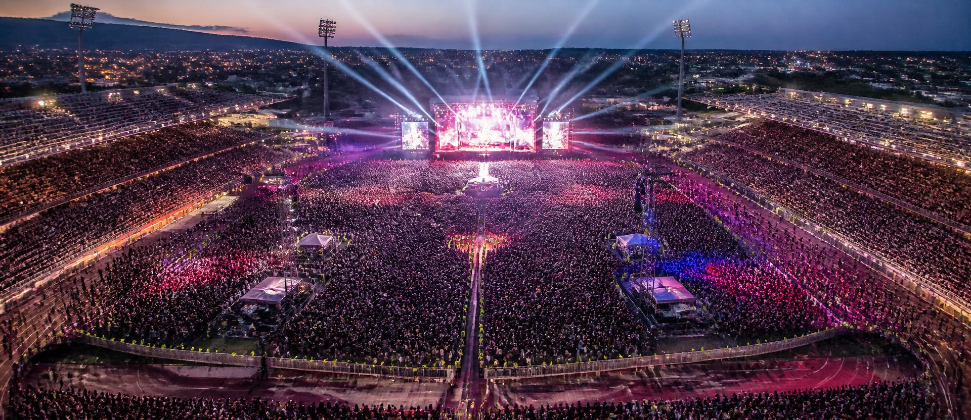 Stadyum konserinin dron ile havadan çekilmiş kalabalık yönetimi görüntüsü